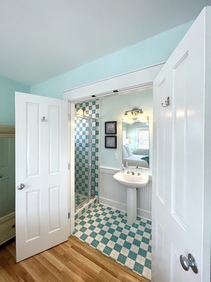 Queen master suite with walk in shower