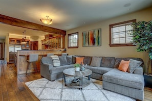 Modern, colorful, and comfortable Old Mill Breakaway.  Luxurious updated townhome near the Deschutes.