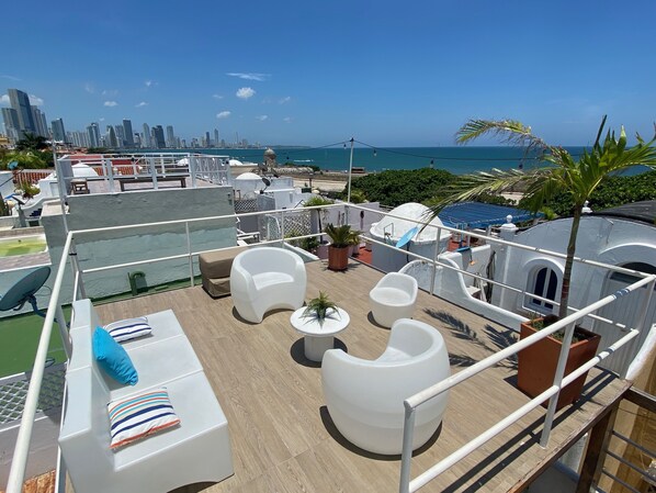 Amazing seasight deck to enjoy chilled wine with a first row for the sunset