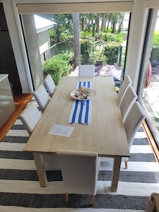 8 seater dinning table 