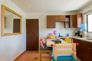 Fully equipped kitchen with kitchen bar