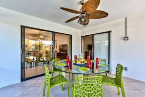 Outdoor Lanai with Dining Table for 6 people