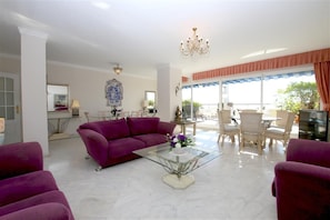 Large and bright lounge area with comfortable seating for five guests