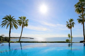 Fantastic infinity pool with sea views in this complex