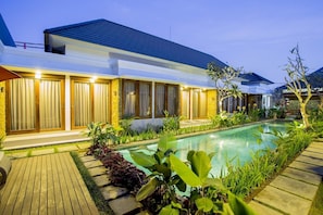 Big Villa 12 BR Sleeps 24+ Near Seminyak