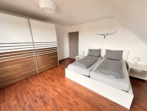 Schlafzimmer 1 mit großem Doppelbett und Kleiderschrank 