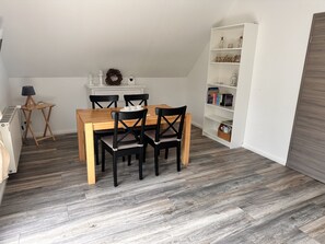 Wohnzimmer mit großzügigem Essbereich