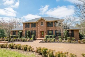 All brick home nestled into the hills of TN. Just 20 min. to downtown.