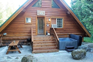 Front entrance showing picnic area and private hot tub