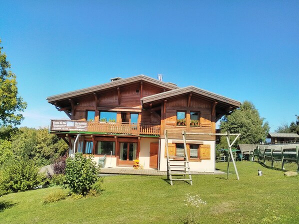 re
APPARTEMENT REZ-DE-JARDIN DANS CHALET