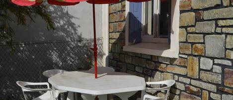 Terrasse avec mobilier pour des barbecue sympathiques  