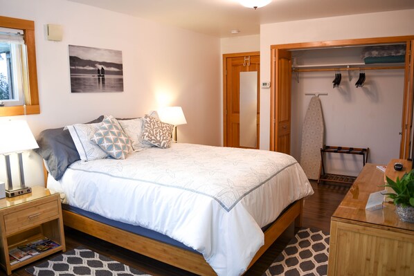 Comfortable queen size bed, with USB plugs on the lamps.