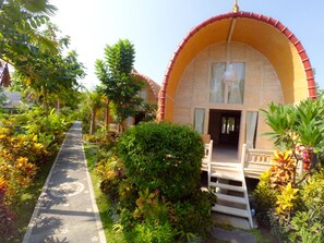 Budget Peaceful Wooden Hut in Lovina V.1