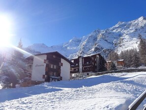 Ciel, Neige, Montagne, Nuage, Lumière, Pente, Bâtiment, Fenêtre, Maison, Glacial Relief