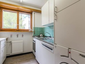Cabinetry, Evier, Robinet, Évier, Comptoir, Fenêtre, Cuisine, Bâtiment, Design Intérieur, Luminaire Plomberie