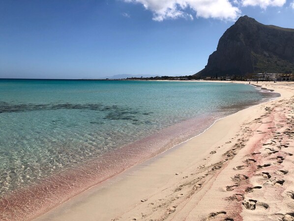 Spiaggia colore corallo