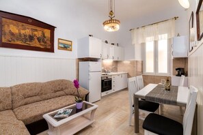 kitchen/lounge/dining