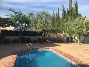 Private pool & garden 