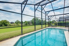 Huge pool with lots of privacy. SOUTH FACING POOL 