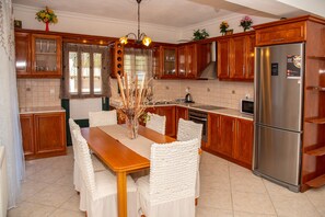 Yiannis Garden House Perivoli Corfu - kitchen and dining area