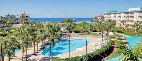 Community Pool, Walking Distance to Gulf of Mexico