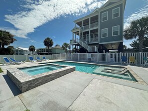 Tanning Ledge & 10 Person Spa!