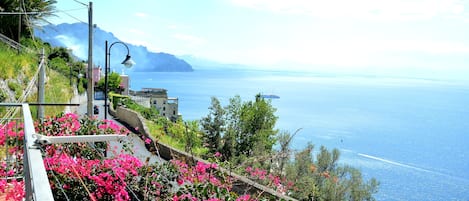 vista mare dal balcone che serve le due camere