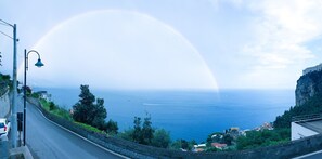 Panorama mozzafiato dal balcone di casa con uno splendido arcobaleno