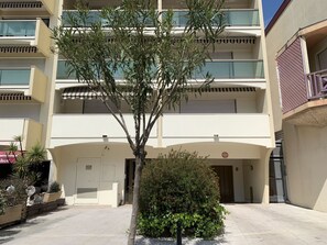 Plant, Building, Urban Design, Neighbourhood, Residential Area, Tree, Material Property, Window, Condominium