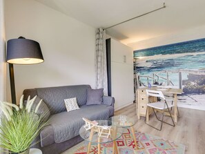 Room, Furniture, Property, Interior Design, Living Room, Bedroom, House, Floor, Table, Building