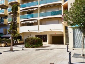 Property, Building, Real Estate, Architecture, Residential Area, Apartment, Condominium, Mixed-Use, House, Neighbourhood