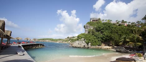 Vue de la plage avec restaurant.