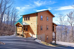 Exterior & Parking – Parking available for 3 Vehicles