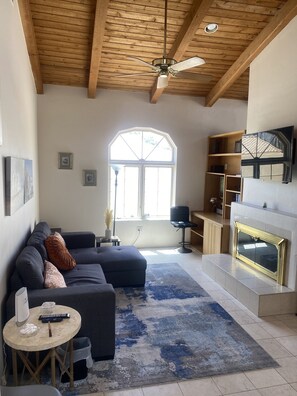 Same living room different angle including the tv and desk area. 