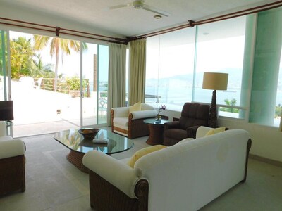 Hermosa casa en Las Brisas con terraza doble y vista al mar. 