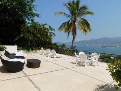 Hermosa casa en Las Brisas con terraza doble y vista al mar. 