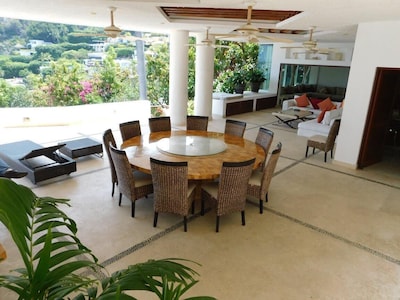 Hermosa casa en Las Brisas con terraza doble y vista al mar. 