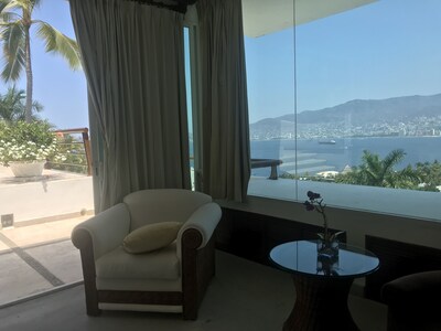 Hermosa casa en Las Brisas con terraza doble y vista al mar. 