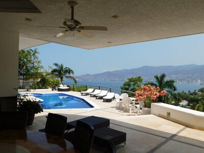 Hermosa casa en Las Brisas con terraza doble y vista al mar. 