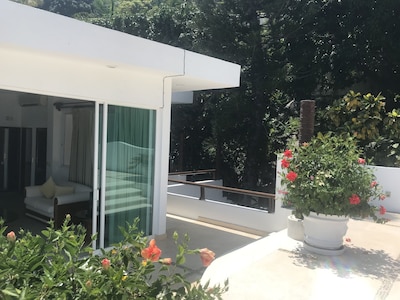 Hermosa casa en Las Brisas con terraza doble y vista al mar. 