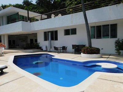 Hermosa casa en Las Brisas con terraza doble y vista al mar. 