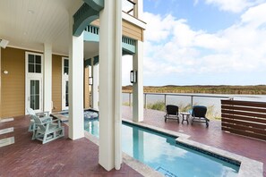 East-Facing Heated Pool & Spa with Privacy & Lake View. 1st Floor.