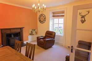 Livingroom with electric leather sofa and chairs, 55 inch Smart 4k TV with cable
