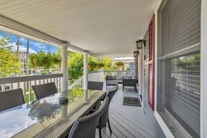 Outdoor dining table for six is perfect for relaxing summer meals!