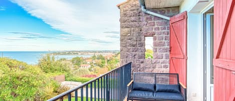 Agréable terrasse avec vue sur la Baie de St Jean de Luz