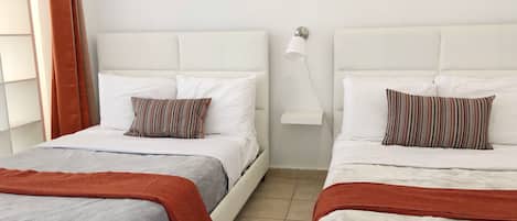 Dormitorio con dos camas Queen en el que caben 2 personas en cada una, tiene AC.