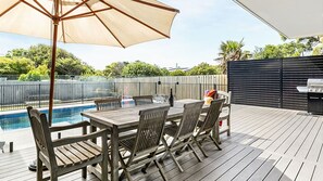 Pool side alfresco dining.