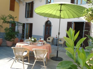 Ca. 50 m² große Terrasse und ca. 60 m² großer Garten mit Grillplatz und jeweils mit Seesicht