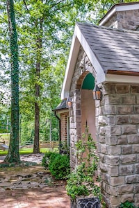 STORYBOOK COTTAGE in Leipers Fork on 8 acres, Featured in Several Magazines