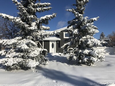 Lovely home on quiet cul-de-sac, 15 min to YYC airport & 25 min to YYC Downtown